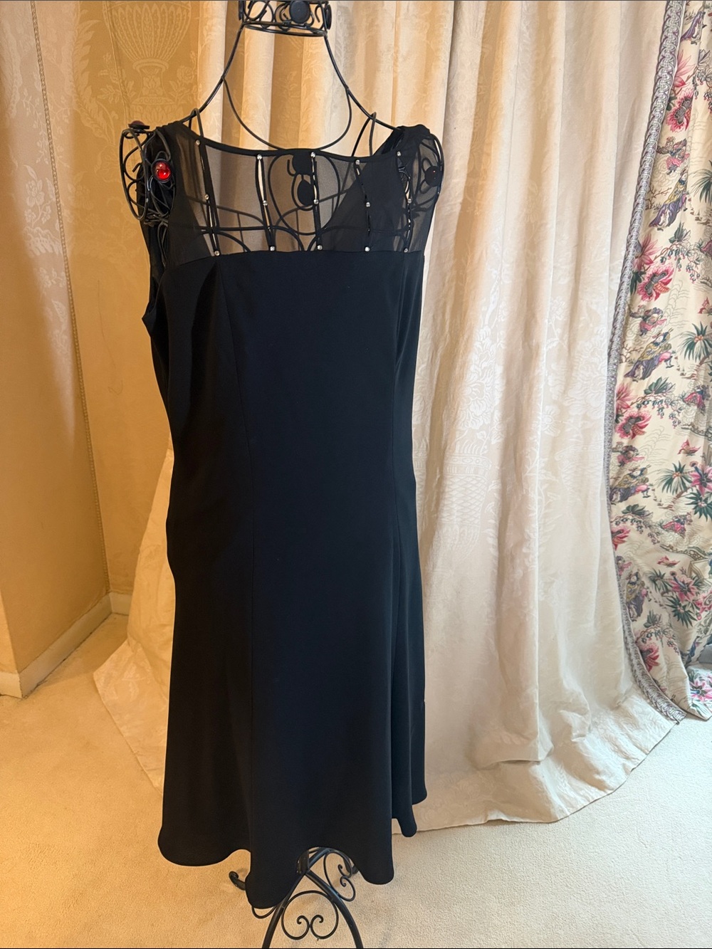 Jones Wear Dress Elegant Black Sleeveless Dress with Illusion Neckline.